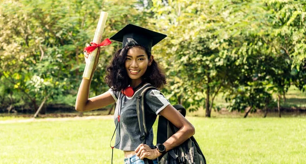 Mezuniyet Eğitim Kavramını Kutlayan Üniversite Mezunu Genç Kadın Bekar Elbiselerinin — Stok fotoğraf