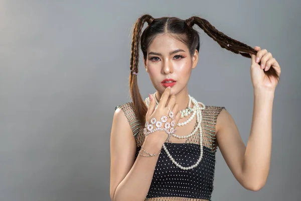 黒いファッションの服に笑顔をポーズ明るい美しいアジアのファッション女性の笑顔の肖像画 Sexy Girl Felling Relax Korea Trendy Make Design Grey — ストック写真