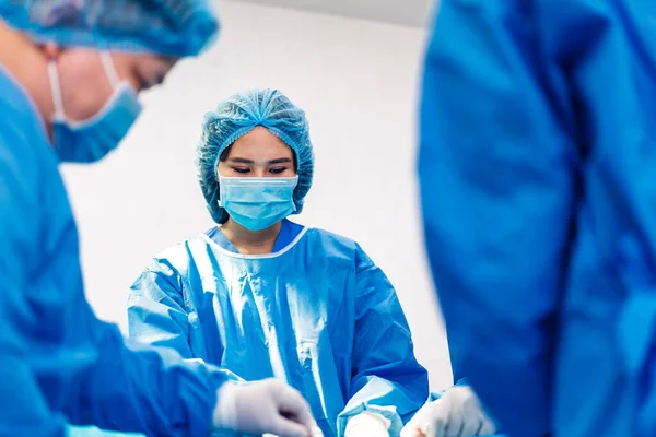 Professzionális Aneszteziológus Orvos Orvosi Csoport Asszisztens Felkészíti Beteget Nőgyógyászati Műtétre — Stock Fotó