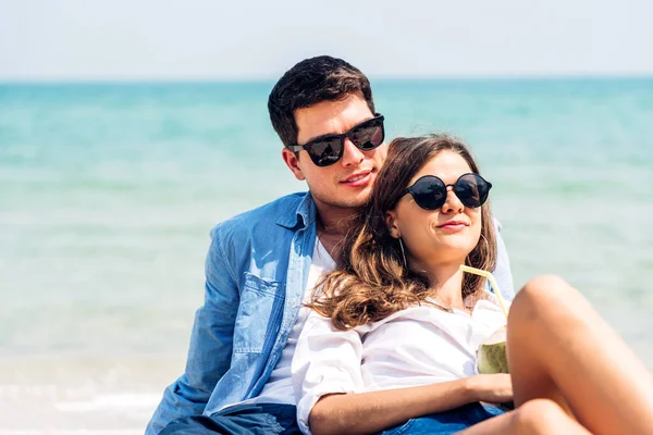 Vakantie Romantisch Liefde Jong Gelukkig Glimlach Paar Huwelijksreis Reis Vakantie — Stockfoto