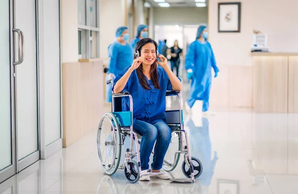 Портрет Улыбающейся Счастливой Азиатки Пациентки Сидящей Инвалидной Коляске Смотрящей Камеру — стоковое фото