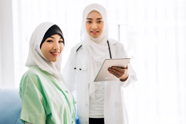 Müslüman Asyalı Kadın Doktor Hizmetleri Sağlık Hizmetleri Tıbbın Sağlık Hizmetleri — Stok fotoğraf
