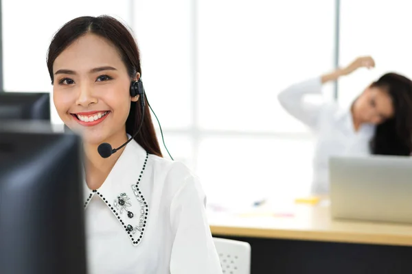 Gruppe Von Glücklichen Call Center Lächelnden Unternehmer Kunden Helfen Support — Stockfoto