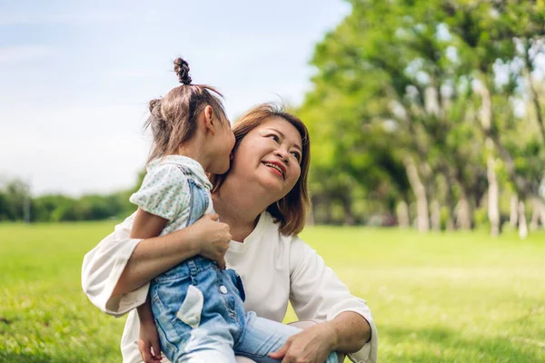 Portret Szczęśliwej Miłości Azjatyckiej Babci Azjatyckiej Dziewczynki Ładny Relaks Parku — Zdjęcie stockowe