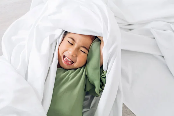 Портрет Счастливой Улыбающейся Маленькой Азиатской Девочки Развлекающейся Лежа Белой Кровати — стоковое фото