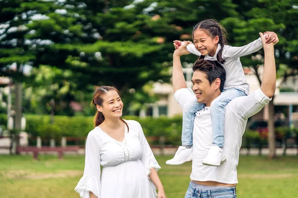 Retrato Disfrutar Del Amor Feliz Familia Asiática Padre Madre Abrazo —  Fotos de Stock