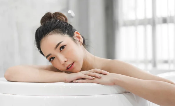 아름다운 아시아인 여성의 아름다운 신선하고 Asian Cosmetic Spa 아름다움 — 스톡 사진
