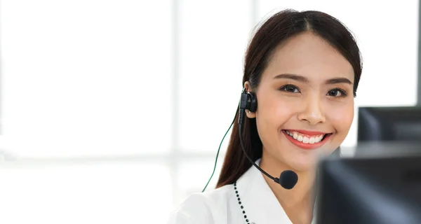 Grupa Wesołych Call Center Uśmiechnięty Operator Biznesu Obsługa Klienta Pomoc — Zdjęcie stockowe