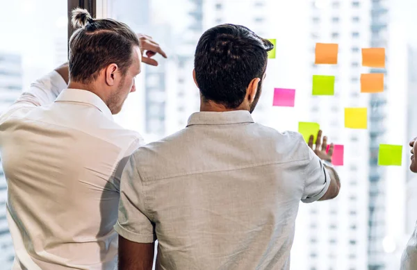 Casual Criativo Feliz Dois Empresários Planejam Análise Estratégia Brainstorm Colocando — Fotografia de Stock