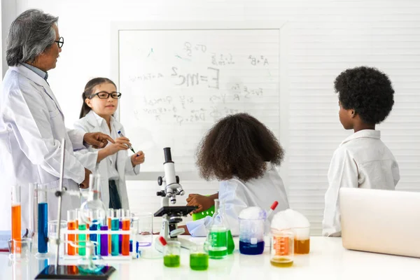 Tinédzser Diákok Csoportja Tanárokkal Tanul Tanul Egy Kémiai Kísérletet Kémcsövet — Stock Fotó