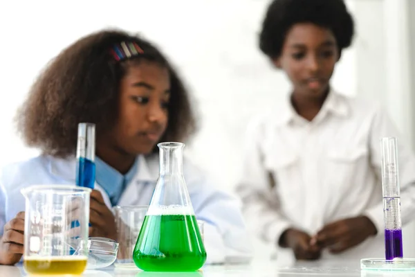 Dois Afro Americanos Bonitinho Menino Menina Estudante Criança Aprender Ciência — Fotografia de Stock