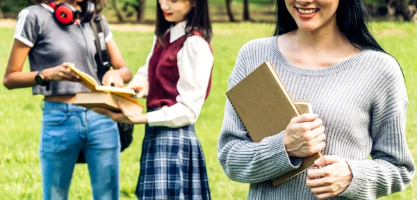 Χαμογελαστή Γυναίκα Διεθνής Φοιτητής Έφηβος Στέκεται Και Κρατώντας Βιβλίο Ματιά — Φωτογραφία Αρχείου