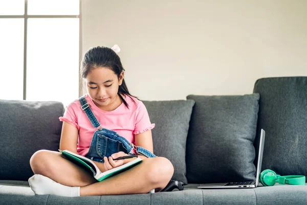 Portret Szczęśliwy Mała Córka Azjatycka Dziewczyna Uczyć Się Uczyć Table — Zdjęcie stockowe