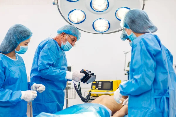 现代医院手术室内用外科设备进行妇科手术的专业麻醉师 医疗队和辅助人员 — 图库照片