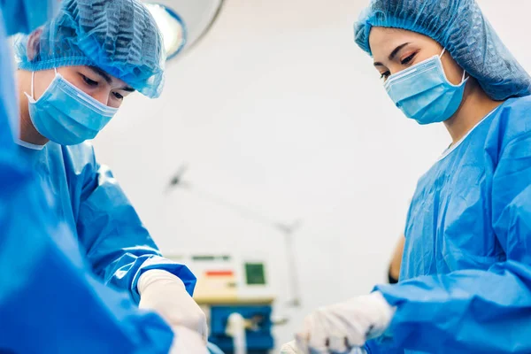 Professzionális Aneszteziológus Orvos Orvosi Csoport Asszisztens Felkészíti Beteget Nőgyógyászati Műtétre — Stock Fotó