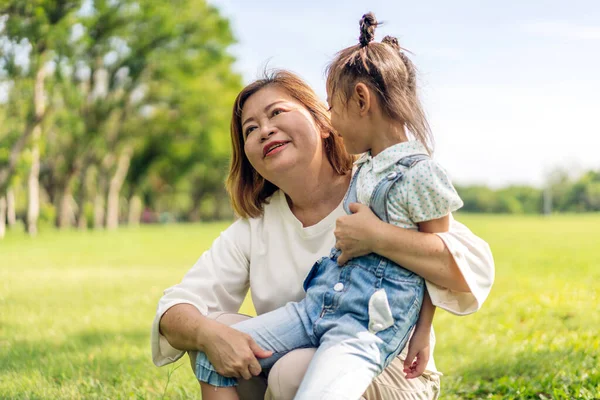 Портрет Щасливої Любові Азіатської Бабусі Маленької Азіатської Милої Дівчинки Насолоджуйтесь — стокове фото