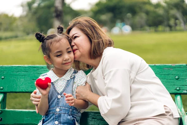 Portrét Šťastné Lásky Asijské Babičky Malé Asijské Roztomilé Dívky Odpočinout — Stock fotografie