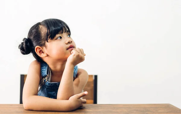 Porträtt Glada Leende Litet Barn Asiatisk Student Flicka Att Kul — Stockfoto