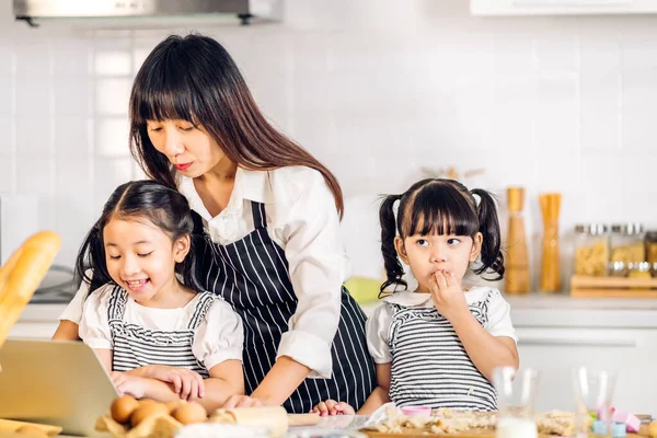 Retrato Disfrutar Del Amor Feliz Familia Asiática Madre Pequeño Niño —  Fotos de Stock