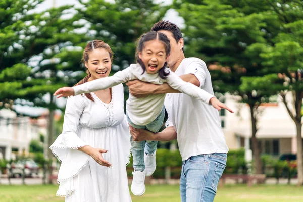 Retrato Disfrutar Del Amor Feliz Familia Asiática Padre Madre Abrazo —  Fotos de Stock