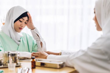 Müslüman Asyalı kadın doktor hizmetleri, sağlık hizmetleri ve tıbbın sağlık hizmetleri ile görüşmesinde Müslüman kadın hastalarla görüşme ve danışmanlık konuşmalarını desteklemeye yardımcı olur.