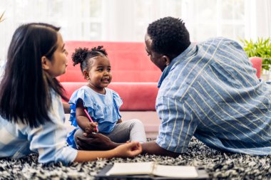 Mutlu aşk portresi Afro-Amerikan aile Afrikalı baba ve anne ve küçük Afrikalı kız çocuk gülümseyerek ve evde iyi vakit geçirerek eğleniyorlar.