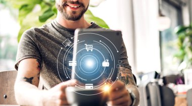 İş adamının dijital akıllı telefon ödemesi ve mobil bankacılık kullanılarak rahatlatıcı portresi. Çevrimiçi dijital ağ ve sosyal medya ve iş dünyasına bakan genç adam