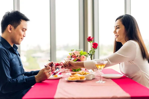 Romantis Muda Asia Pasangan Bahagia Santai Dan Berbicara Bersama Minum — Stok Foto
