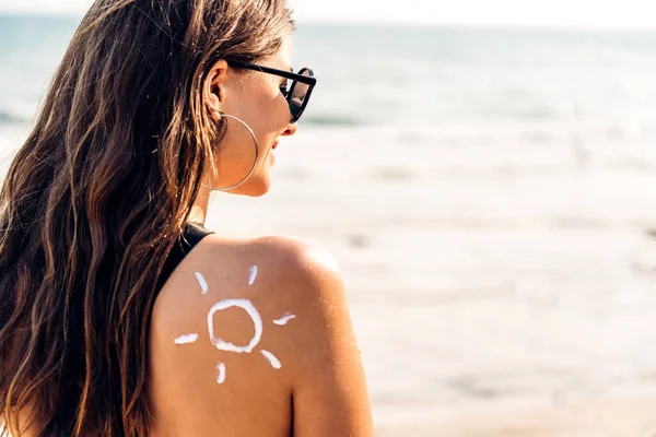 Kvinna Tvådelad Bikini Som Applicerar Solkräm Med Solen Dragen Ryggen — Stockfoto