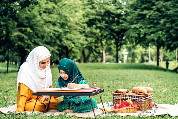 Portrait Heureux Amour Asiatique Musulman Famille Mère Enseigner Petite Fille — Photo