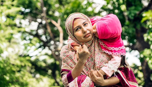Retrato Feliz Religioso Desfrutar Feliz Amor Asiático Islã Família Muçulmano — Fotografia de Stock
