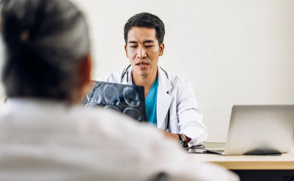 Asiatique Homme Médecin Service Aider Soutenir Discussion Consultation Parler Asiatique — Photo
