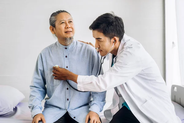 Служба Азиатских Мужчин Врачей Помогает Обсудить Проконсультировать Больного Пожилого Пациента — стоковое фото