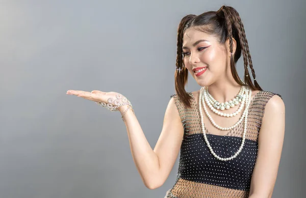 Portret Uśmiechniętego Wesołego Piękna Ładna Azjatycka Kobieta Moda Pozowanie Uśmiech — Zdjęcie stockowe