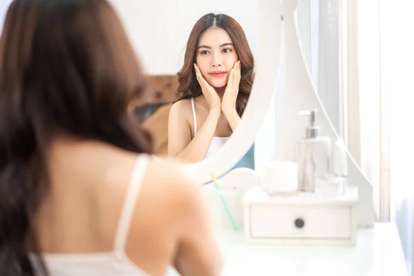 Genç Güzel Asyalı Bir Kadının Temiz Sağlıklı Beyaz Bir Tenle — Stok fotoğraf