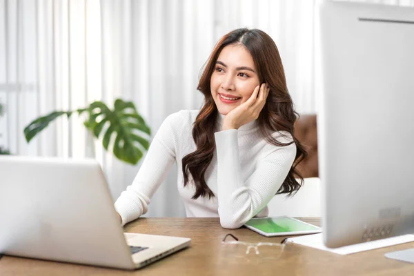 Joven Sonriente Feliz Hermosa Mujer Asiática Relajante Usando Computadora Portátil — Foto de Stock