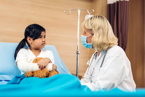 Ältere Lächelnde Ärztin Unterstützt Gespräche Und Beratungsgespräche Mit Kleinen Patientinnen — Stockfoto