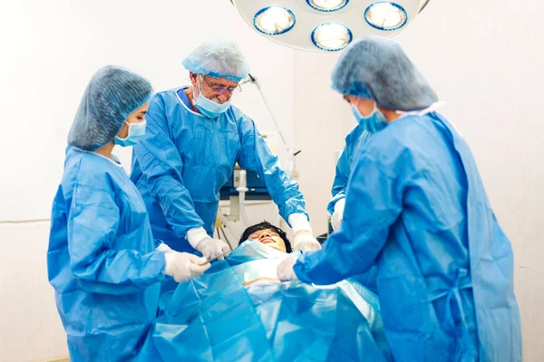 现代医院手术室内用外科设备进行妇科手术的专业麻醉师 医疗队和辅助人员 — 图库照片