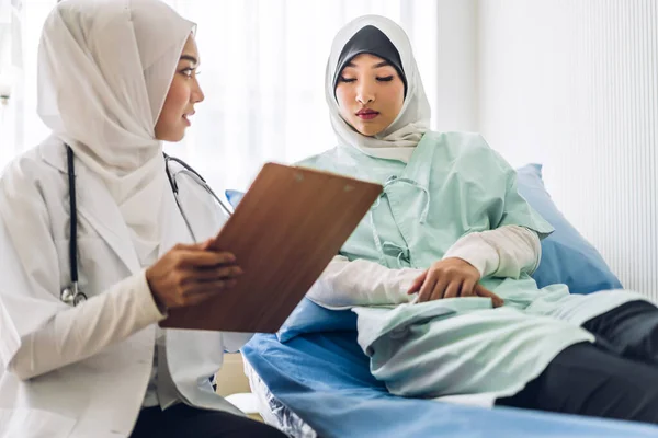 무슬림 서비스 관리에서 환자와 상담하는 지원한다 관리에서 신뢰를 표현하는 병원에서 — 스톡 사진