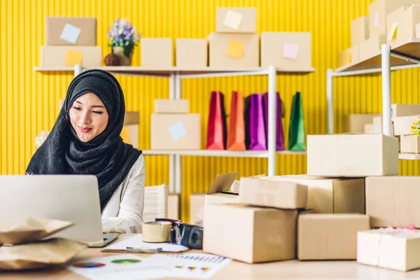 Portrét Krásného Muslimského Majitele Asijské Ženy Volné Noze Sme Podnikání — Stock fotografie