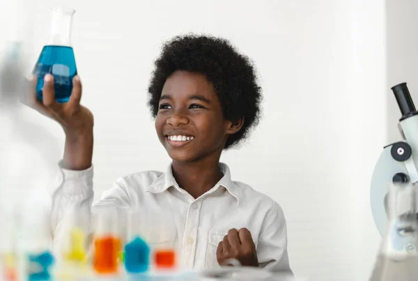Afro Americano Bonito Menino Estudante Criança Aprender Ciência Pesquisa Fazer — Fotografia de Stock