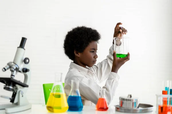 Afro Americano Bonito Menino Estudante Criança Aprender Ciência Pesquisa Fazer — Fotografia de Stock