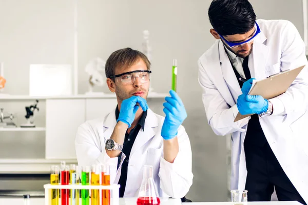 Szakmai Két Tudós Ember Kutatás Dolgozik Csinál Egy Kémiai Kísérlet — Stock Fotó