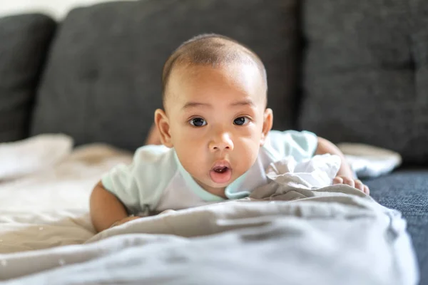 Porträt Des Glücklichen Lächelns Asiatische Baby Junge Entspannend Blick Auf — Stockfoto
