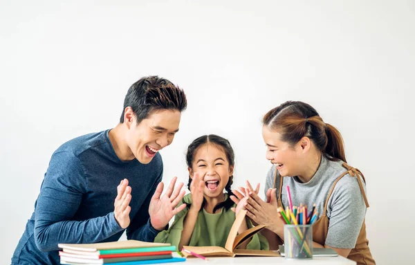 Retrato Desfrutar Amor Feliz Asiático Família Pai Mãe Com Pouco — Fotografia de Stock