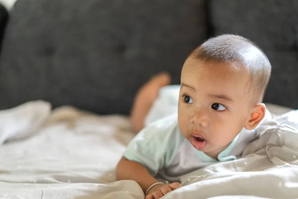 Porträt Des Glücklichen Lächelns Asiatische Baby Junge Entspannend Blick Auf — Stockfoto
