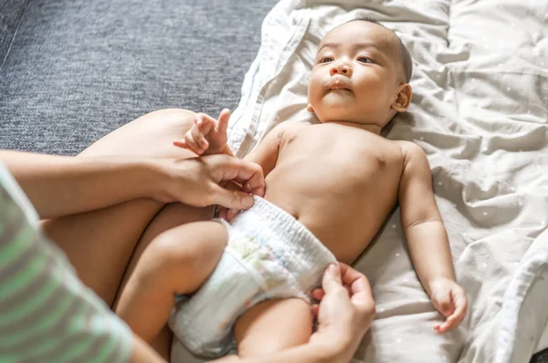 사랑의 Asian 엄마가 스러운 Asian 아기와 즐기는 엄마귀여운 귀여운 순간을 — 스톡 사진