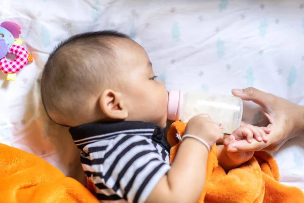 사랑의 Asian 엄마가 스러운 Asian 아기와 즐기는 우유를 우유를 침실에서 — 스톡 사진