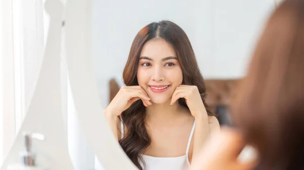 Usmívání Mladé Krásné Krásné Asijské Ženy Čisté Svěží Zdravou Bílou — Stock fotografie