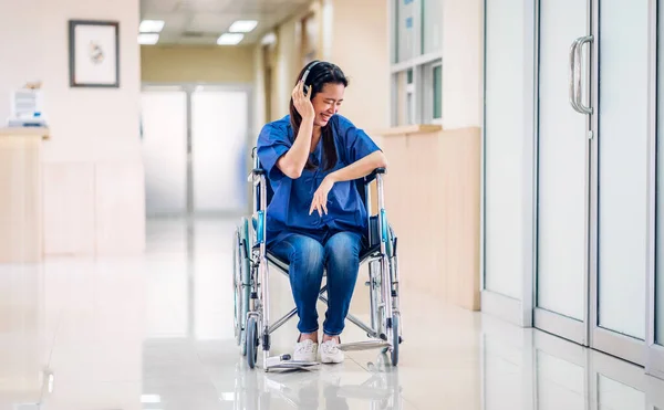 Portret Van Lachende Gelukkige Aziatische Vrouw Patiënt Zittend Rolstoel Kijkend — Stockfoto